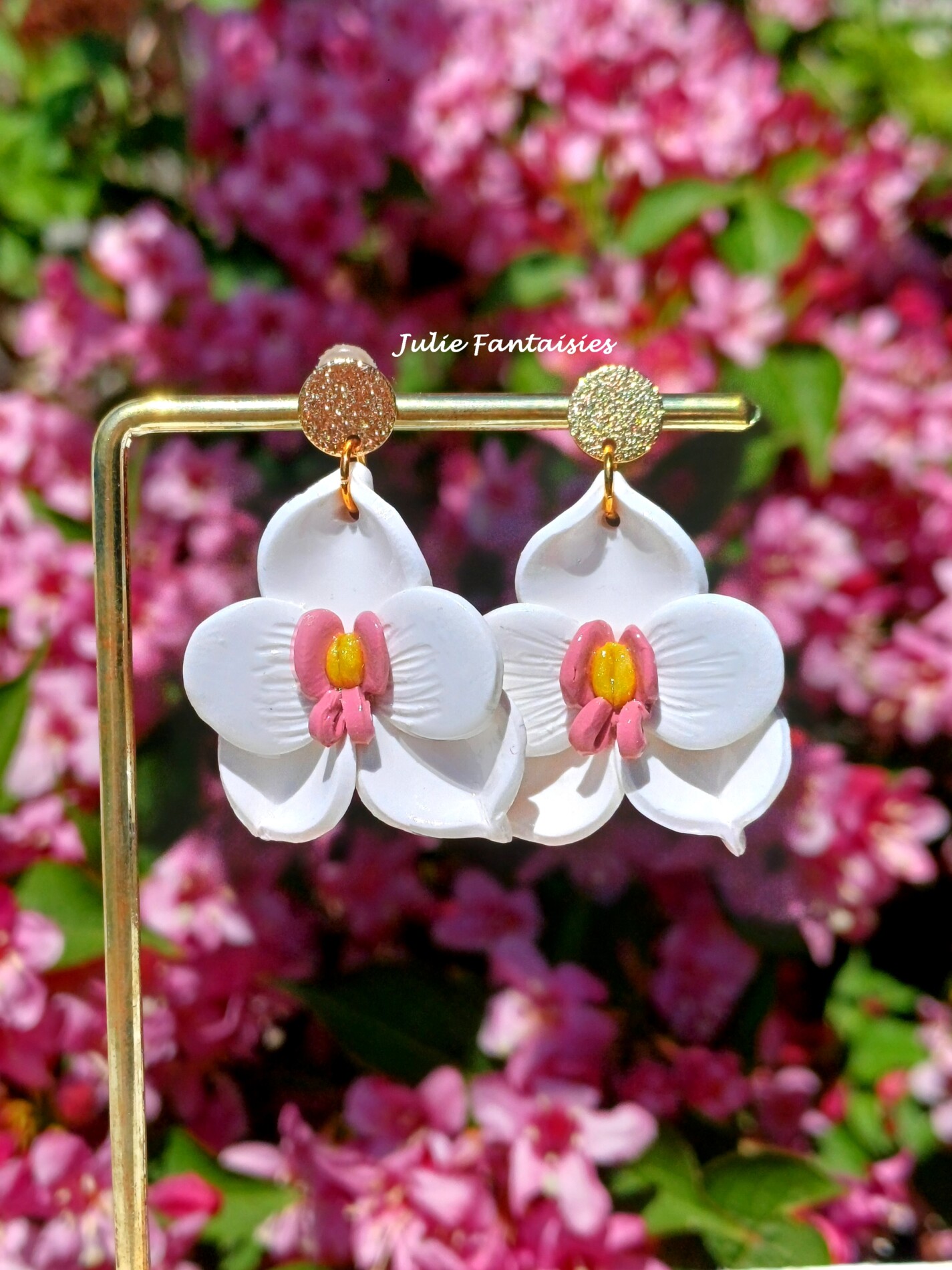 boucles d'oreilles orchidées blanc et rose BO orchidée fimo boucles d'oreilles julie fantaisies badges