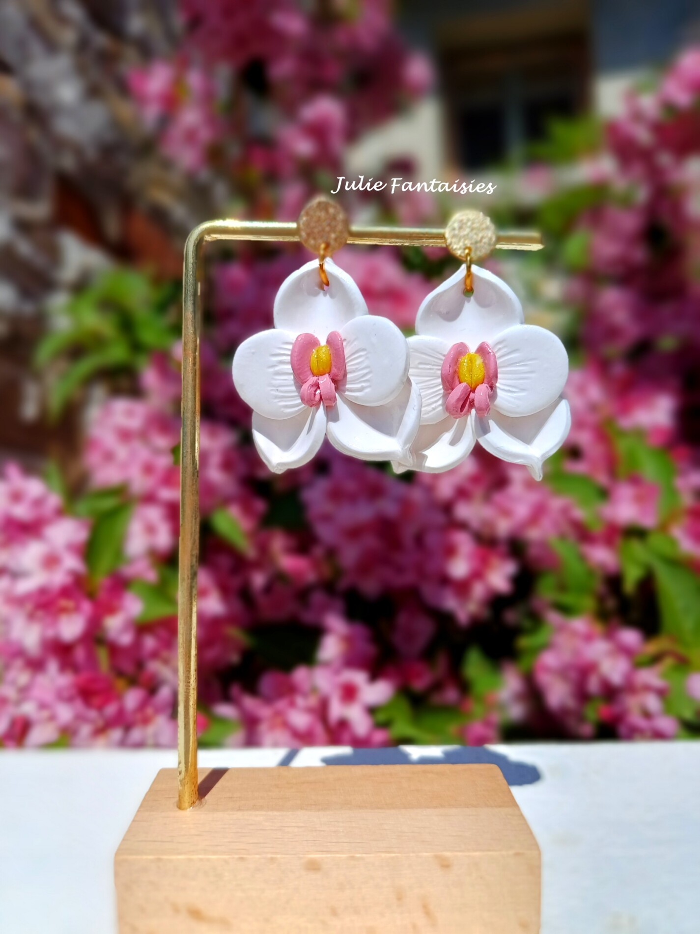 boucles d'oreilles orchidées blanc et rose BO orchidée fimo boucles d'oreilles julie fantaisies badges