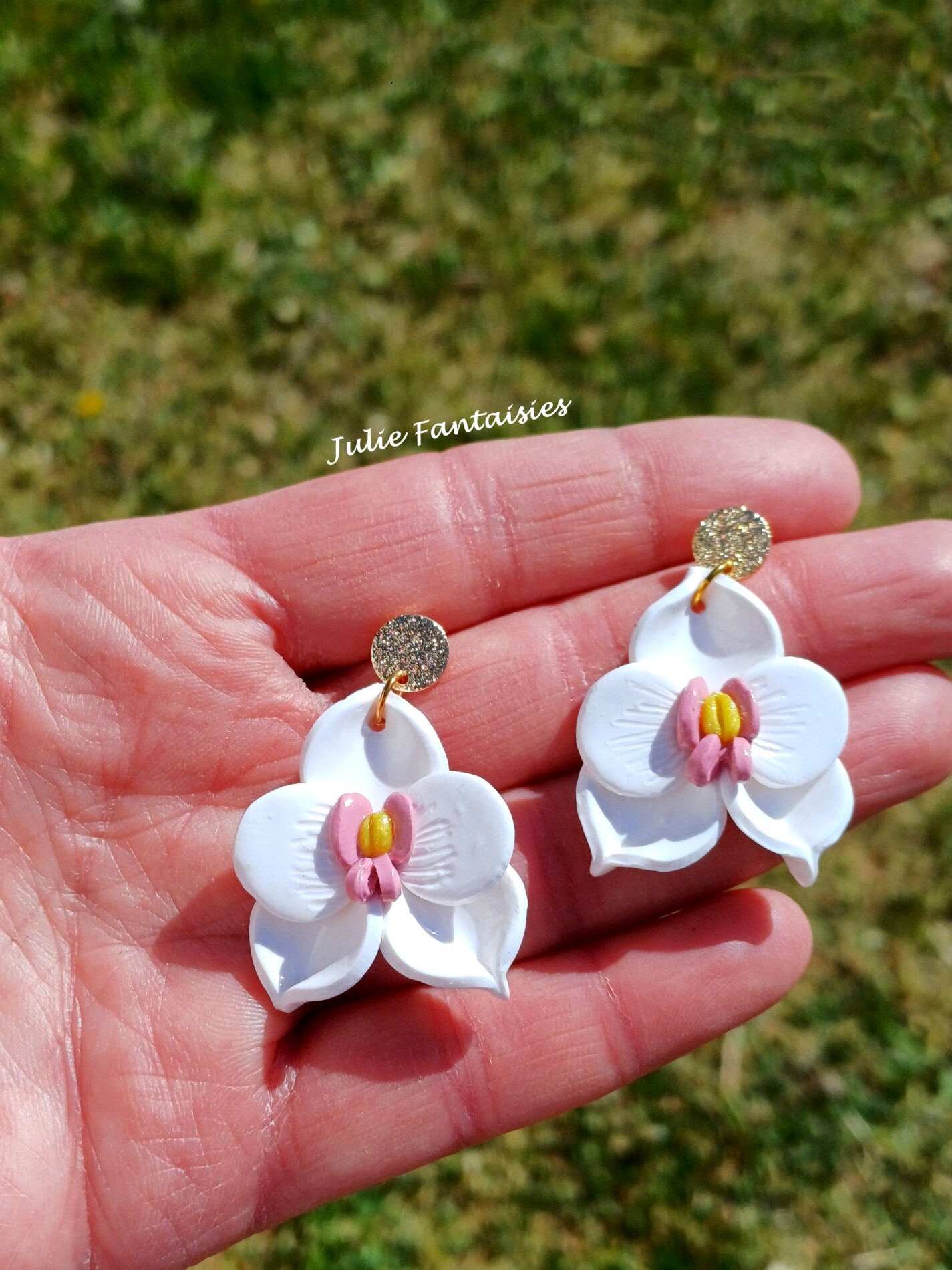 boucles d'oreilles orchidées blanc et rose BO orchidée fimo boucles d'oreilles julie fantaisies badges