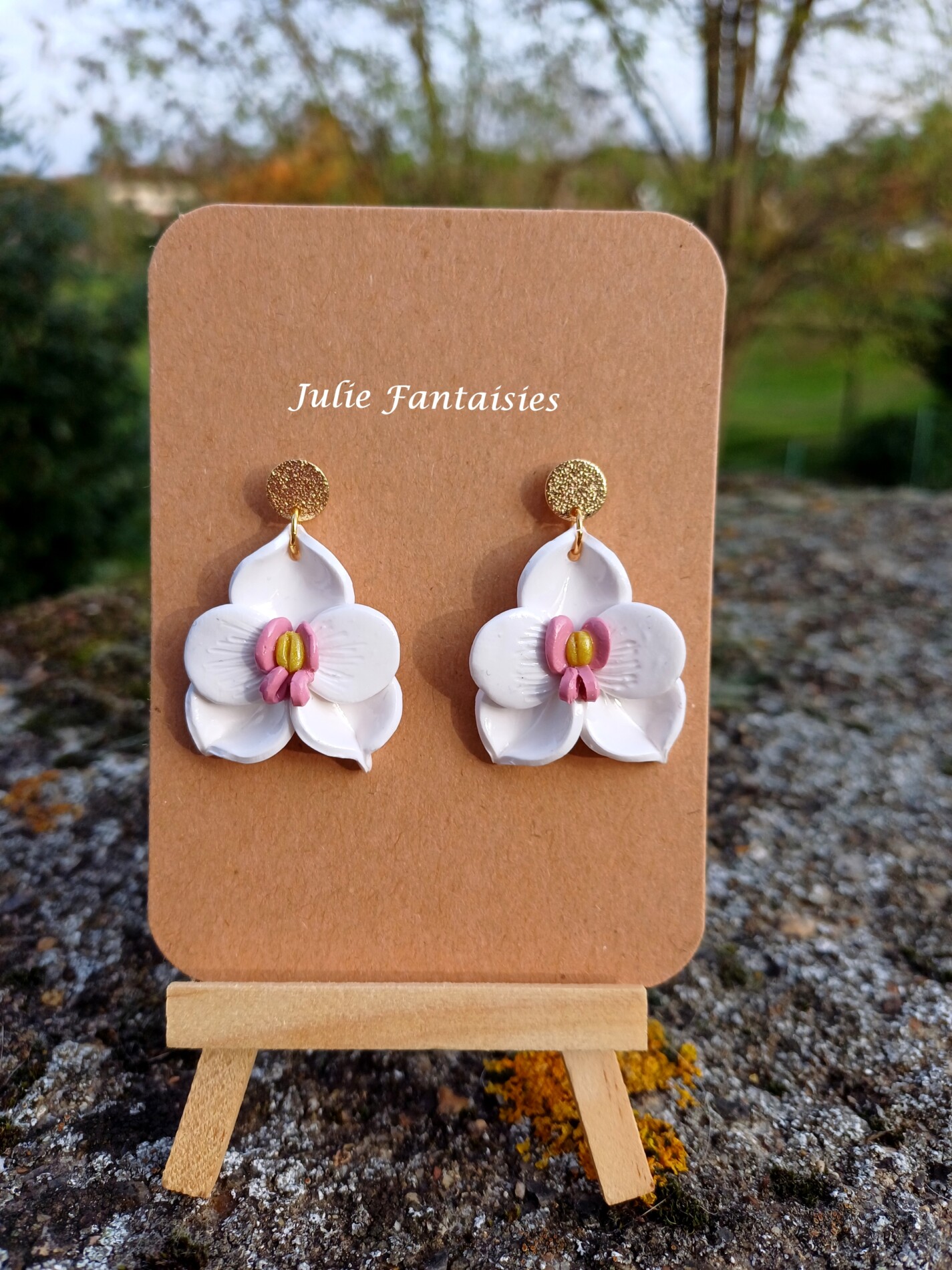 boucles d'oreilles orchidées blanc et rose BO orchidée fimo boucles d'oreilles julie fantaisies badges