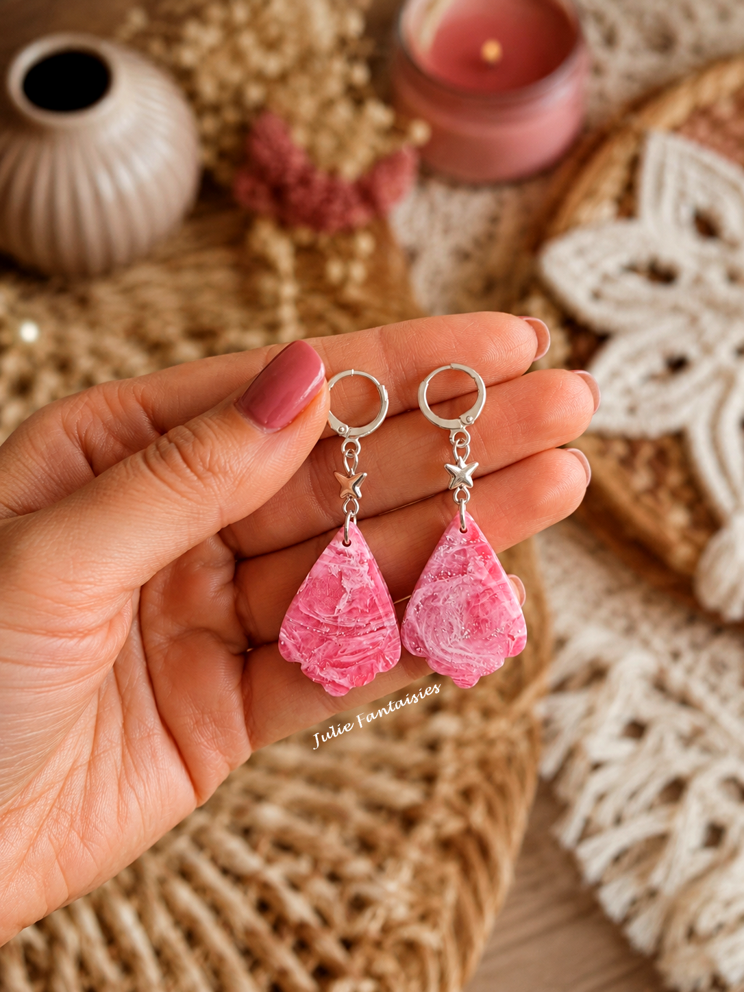 boucles d'oreilles chic bohème en pâte polymère rose et argent boucles d'oreilles pendantes julie fantaisies badges