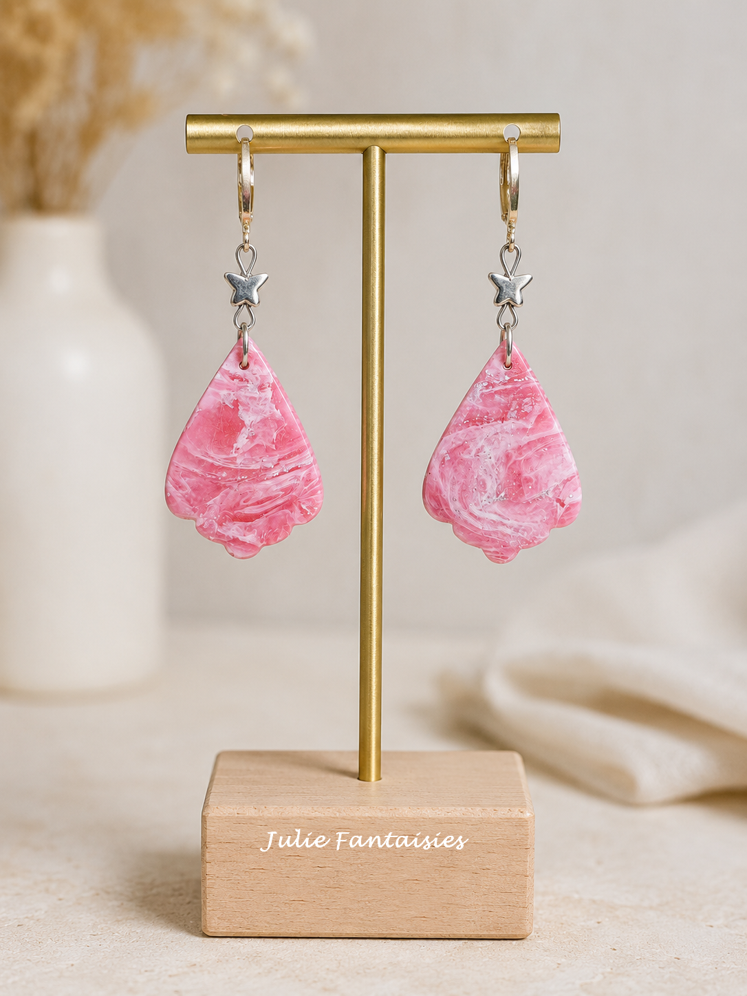 boucles d'oreilles chic bohème en pâte polymère rose et argent boucles d'oreilles pendantes julie fantaisies badges