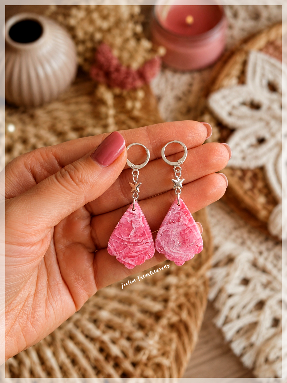 boucles d'oreilles chic bohème en pâte polymère rose et argent boucles d'oreilles pendantes julie fantaisies badges