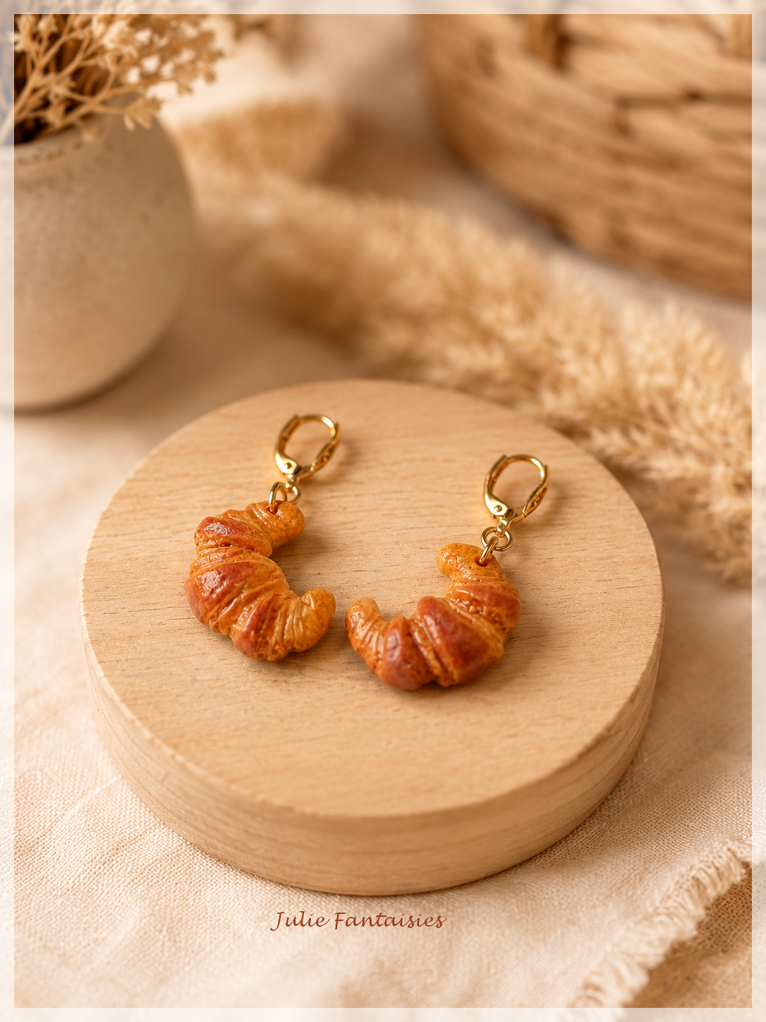 boucles d'oreilles croissant au beurre boucles gourmandes boucles d'oreilles viennoiserie french croissant earrings julie fantaisies badges