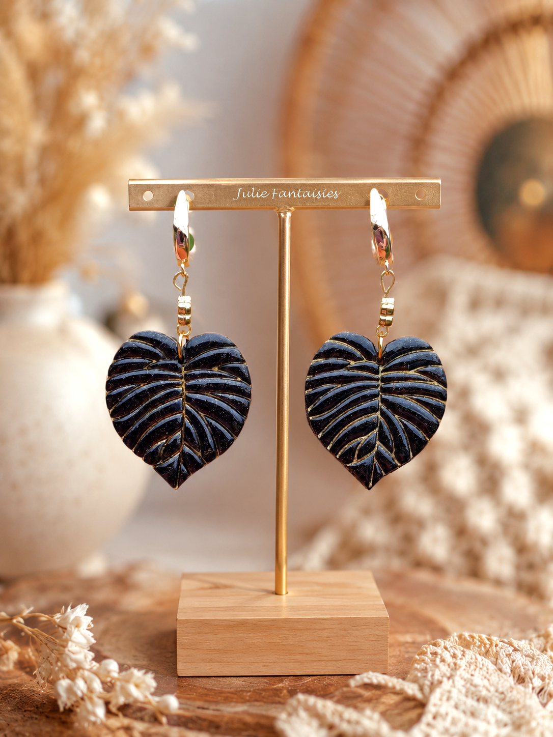 boucles d'oreilles Feuilles tropicales Noir et doré boucles d'oreilles chic et bohème julie fantaisies badges