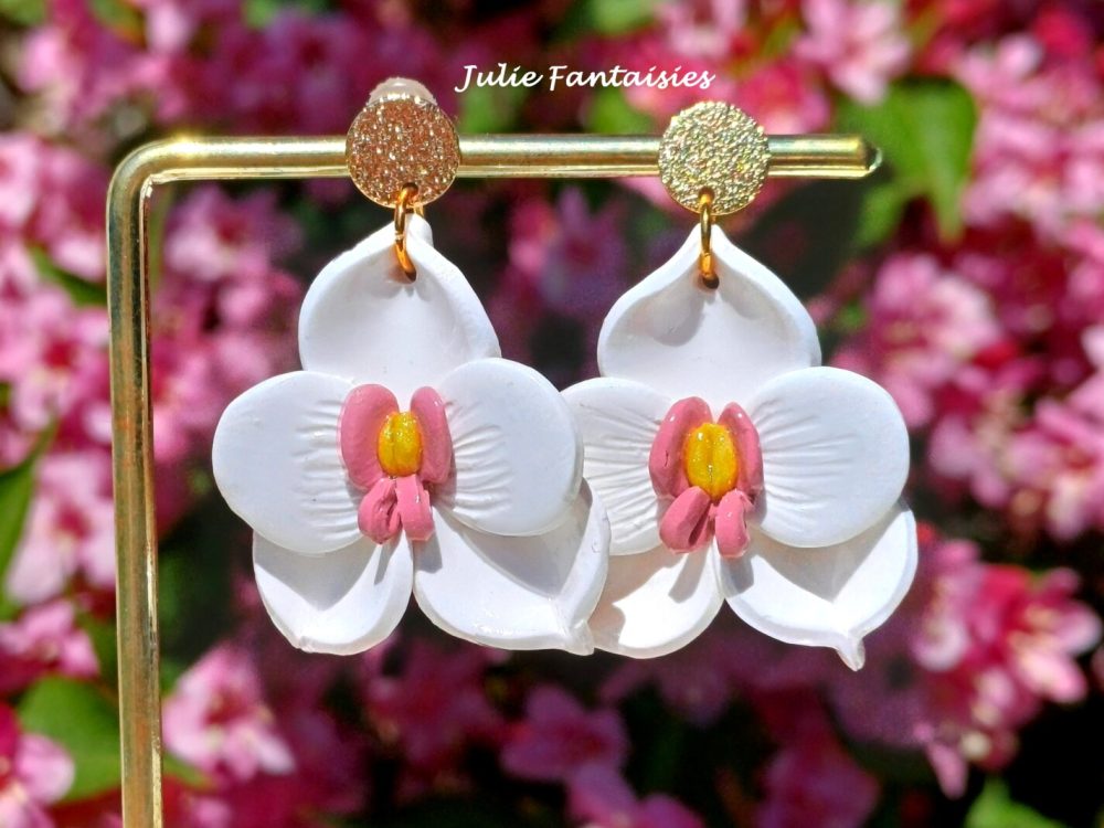 Boucles d’oreilles orchidées blanches boucles d’oreilles julie fantaisies badges (2) boucles d'oreilles orchidées blanc et rose BO orchidée fimo boucles d'oreilles julie fantaisies badges